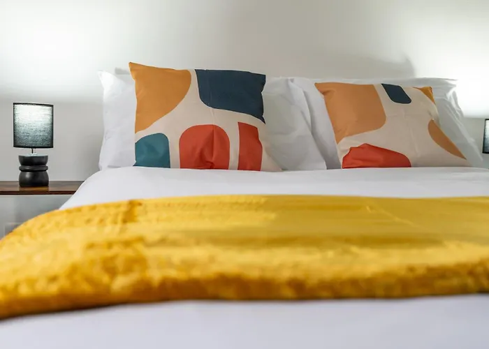 Spacious 4br Near Etihad - Free Parking - 5 Min Train Station Nyaraló