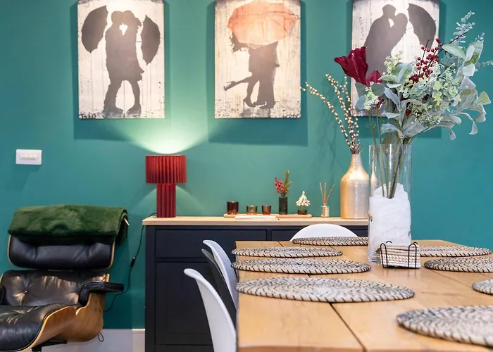 Сasa de vacaciones Stunning Family With Hot Tub In Worsley *