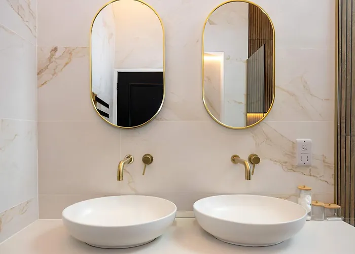 Stunning Family With Hot Tub In Worsley