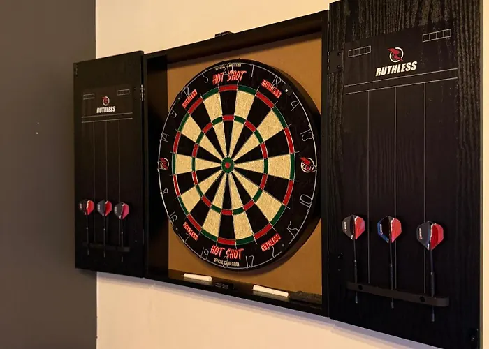 3br House Near Old Trafford With Games Sleeps 8 펜션 *