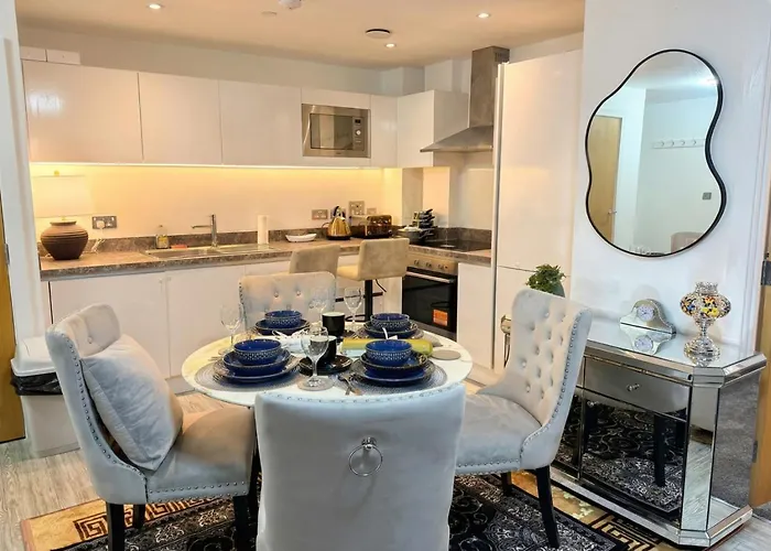 Modern Two Bedroom For Five With On-site Parking In Salford