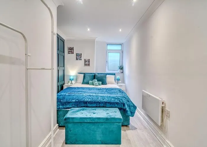 Charming Away From With Free Parking Apartamento