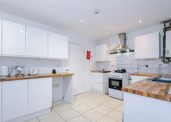 Salford 4 Bed House - Free Parking - Sleeps 7 شقة *