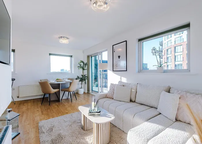 Stylish Mcr 1br Etihad Coop Live Parking