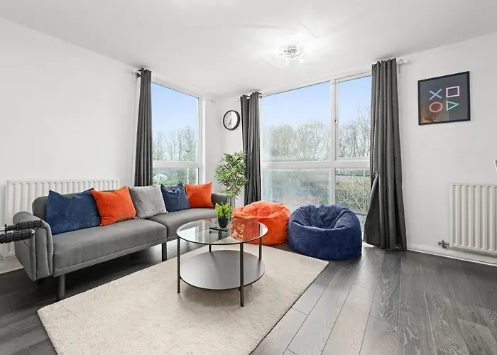 Spacious 3 Bedroom House For Single & Group Accommodation Upto 10 Guests And Free Parking For 3 Cars * Mánchester