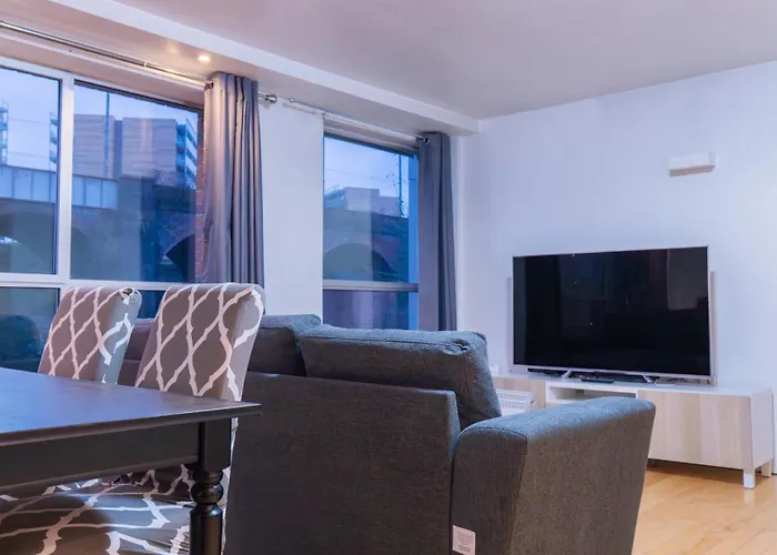 Whole Two Bed, One Bedroom With Riverside View - Secure Parking - Close To Centre And Old Trafford *