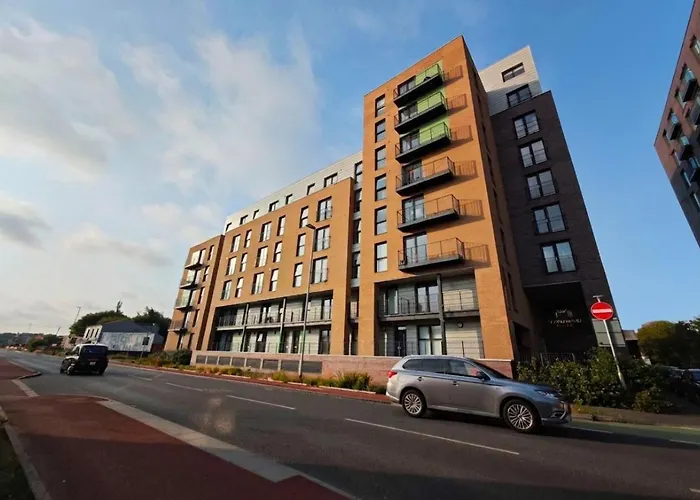 Modern 1-bed Centre Flat - Balcony & Parking *