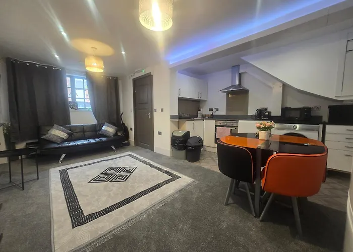 Charming Ground Floor Tudor Free Wifi شقة *