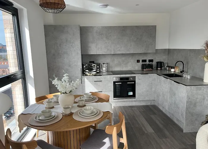 Luxury 2br High-rise Balcony, Terrace, Parking * مانشستر