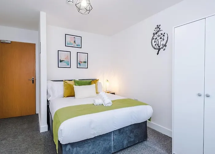 Stylish 2 Bedroom, 2 Bathroom With Free Parking Apartment