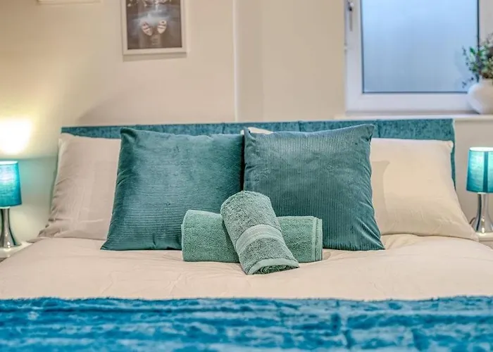 Charming Away From With Free Parking Apartament Manchester