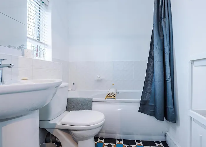 Salford 4 Bed House - Free Parking - Sleeps 7 شقة *