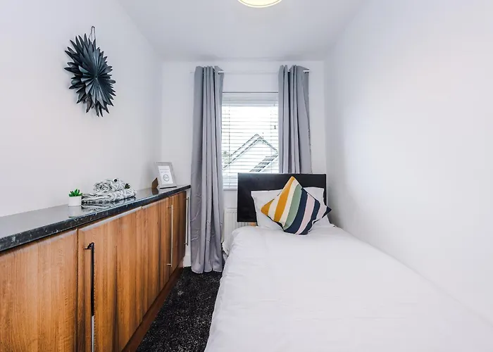 Salford 4 Bed House - Free Parking - Sleeps 7 شقة مانشستر