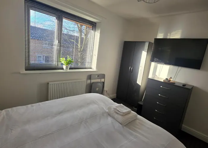 Private Cosy Double Bedroom, Extremely Close To Centre Manchester