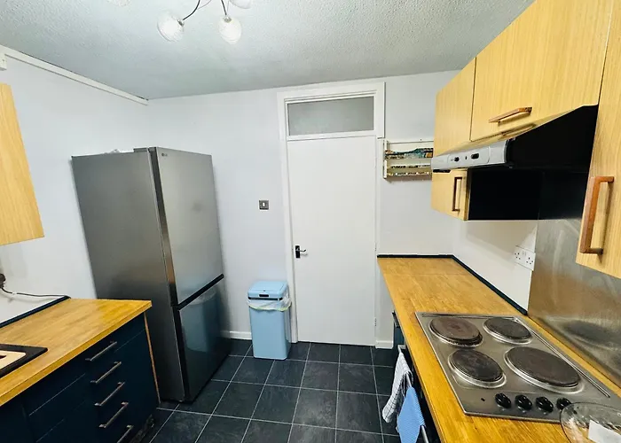 Luxury 2-bed Apartment,office With Built-in Tv King Bed, Private Entrance And Free Parking * Mánchester