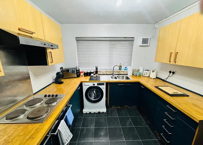 Luxury 2-bed Apartment,office With Built-in Tv King Bed, Private Entrance And Free Parking Mánchester