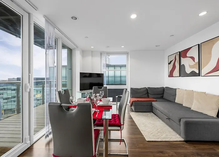 Waterfront Panorama - 2br + Balcony, Near Stadium 曼彻斯特