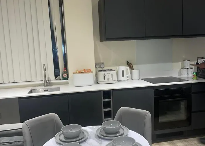 Modern 1-bed Penthouse Steps From Old Trafford *