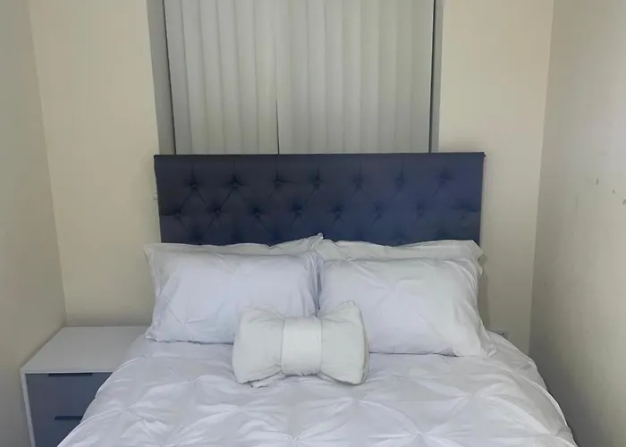 Apartament Modern 1-bed Penthouse Steps From Old Trafford *