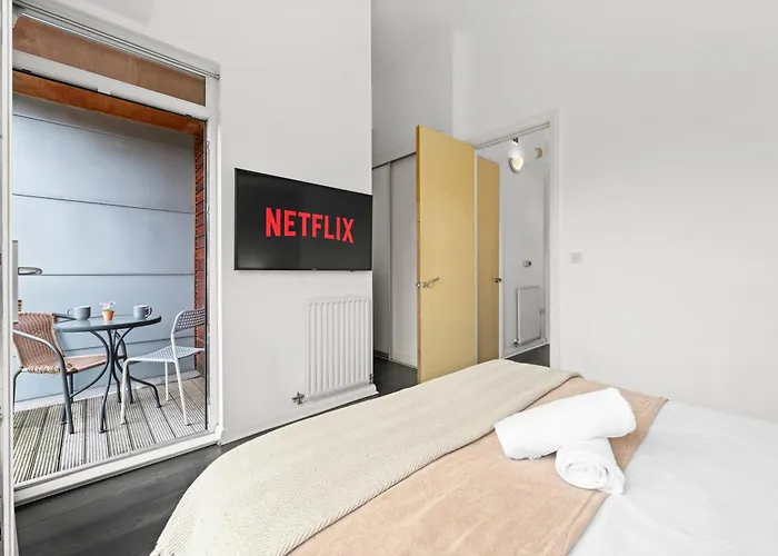 Spacious 3 Bedroom House For Single & Group Accommodation Upto 10 Guests And Free Parking For 3 Cars * Mánchester