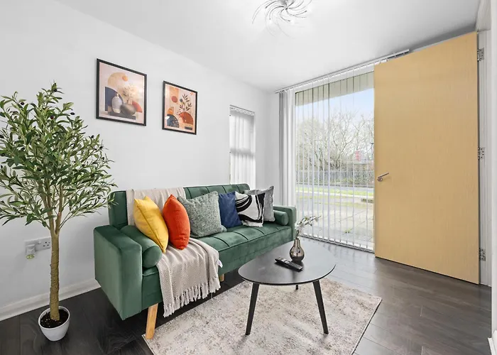 Spacious 3 Bedroom House For Single & Group Upto 10 Guests And Free Parking For 3 Cars