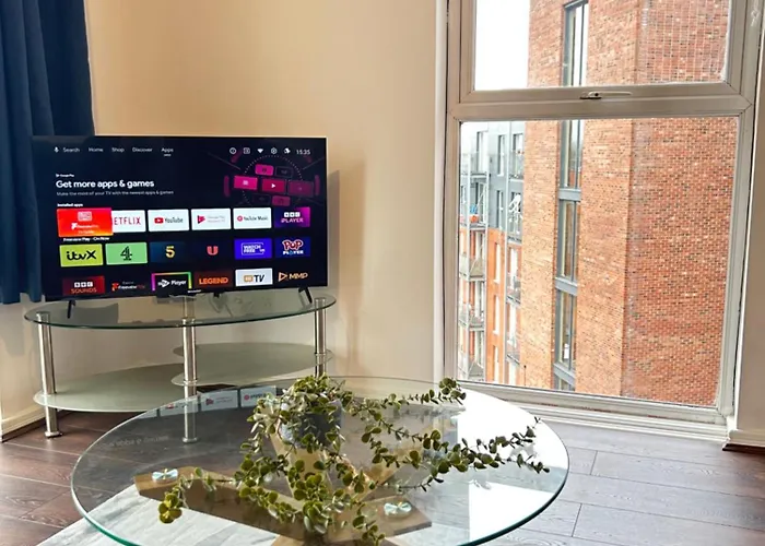 Comfortable 2-bedroom Flat Close Etihad And Coop Live