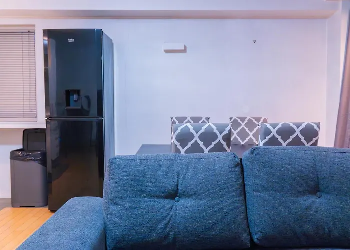 Apartment Whole Two Bed, One Bedroom With Riverside View - Secure Parking - Close To Centre And Old Trafford *