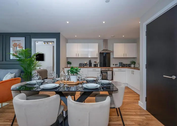 Luxury Waterfront 2br - Free Gym Access & Parking Apartment