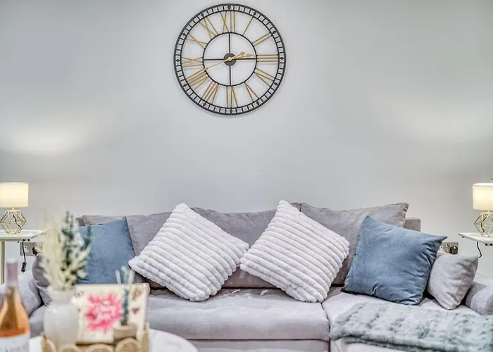 Apartament Charming Away From With Free Parking