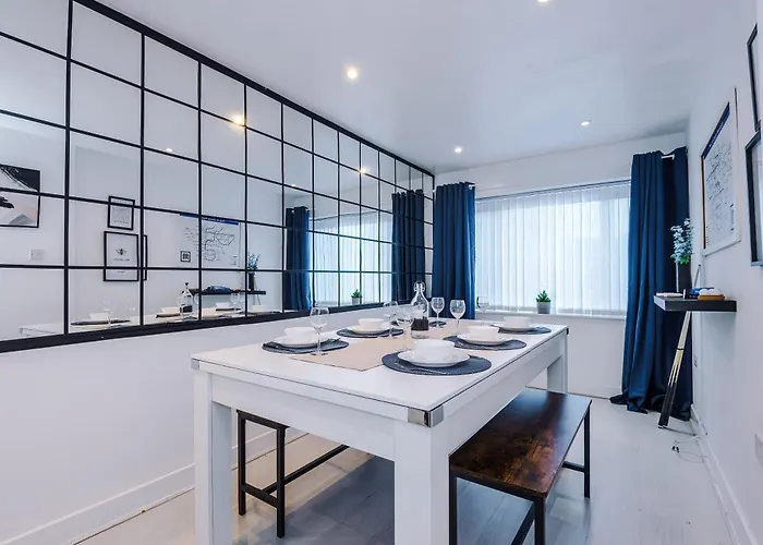 Salford 4 Bed House - Free Parking - Sleeps 7 شقة