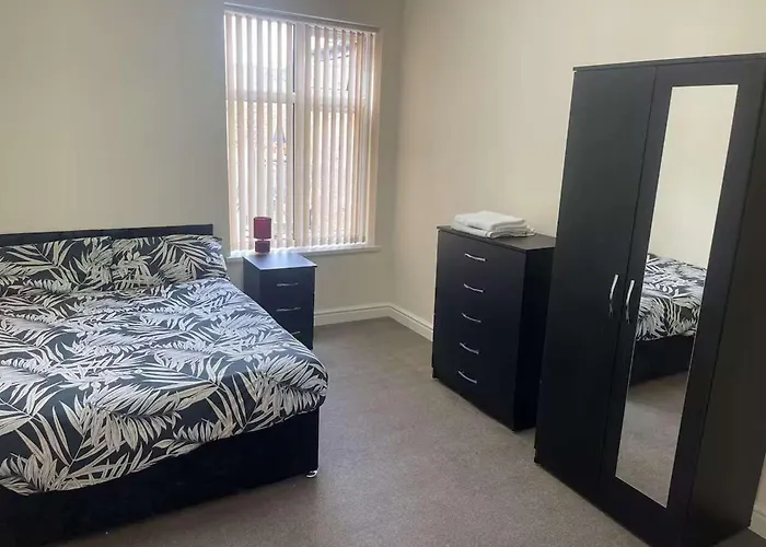 1-bed Sleeps 4 Old Trafford Nearby Апартаменты