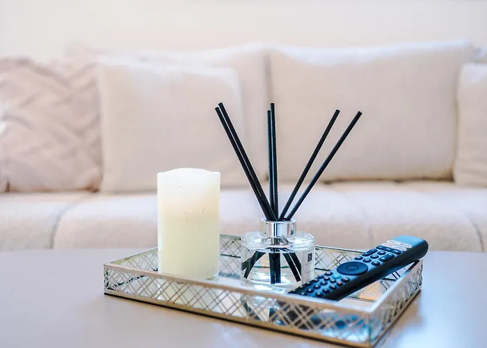 Stylish Mcr 1br Etihad Coop Live Parking