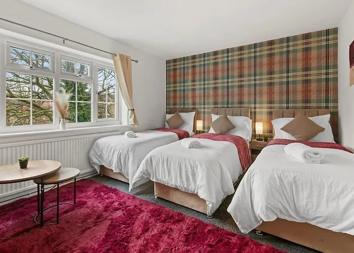 Modern 4 Bedroom House For 9 Guests With Free Parking By The Cosy Corner Nationwide Апартаменты