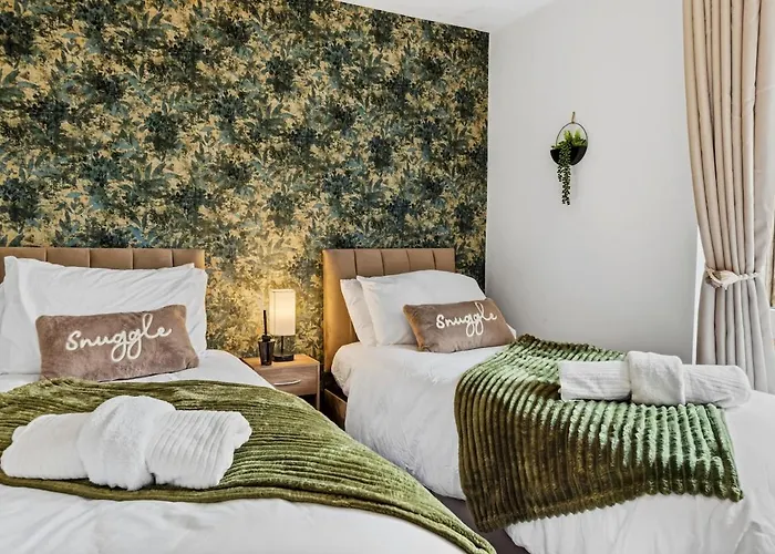 Апартаменты Modern 4 Bedroom House For 9 Guests With Free Parking By The Cosy Corner Nationwide