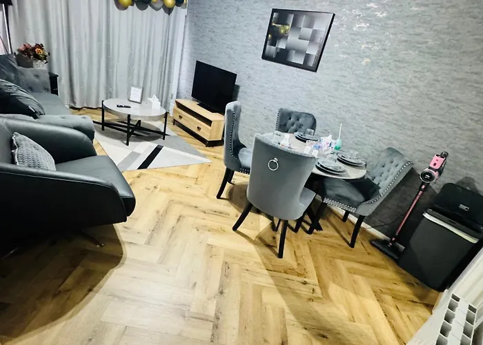 Appartement Luxury 2-bed Apartment,office With Built-in Tv King Bed, Private Entrance And Free Parking