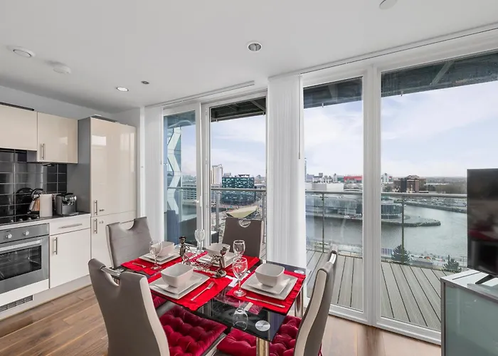 Waterfront Panorama - 2br + Balcony, Near Stadium 公寓 曼彻斯特