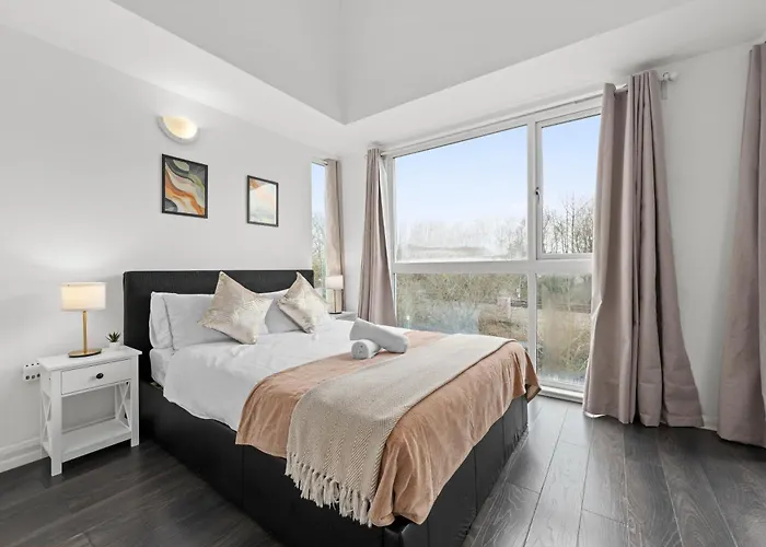 Apartament Spacious 3 Bedroom House For Single & Group Upto 10 Guests And Free Parking For 3 Cars *