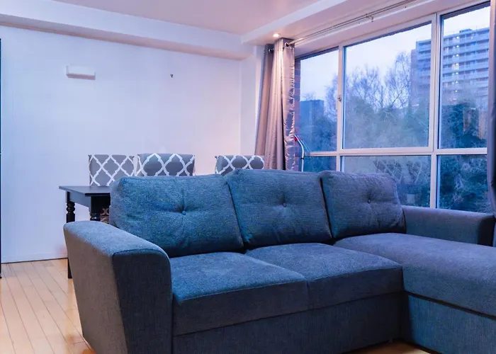 Apartment Whole Two Bed, One Bedroom With Riverside View - Secure Parking - Close To Centre And Old Trafford *