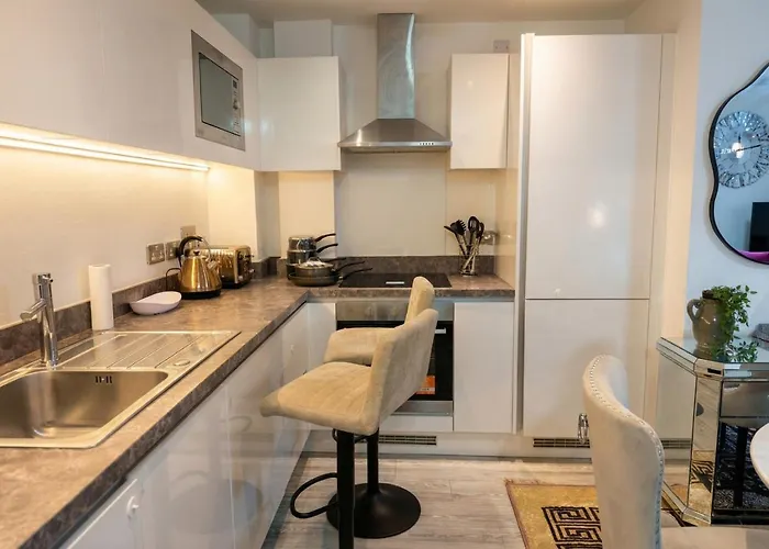 Modern Two Bedroom For Five With On-site Parking In Salford מנצ'סטר