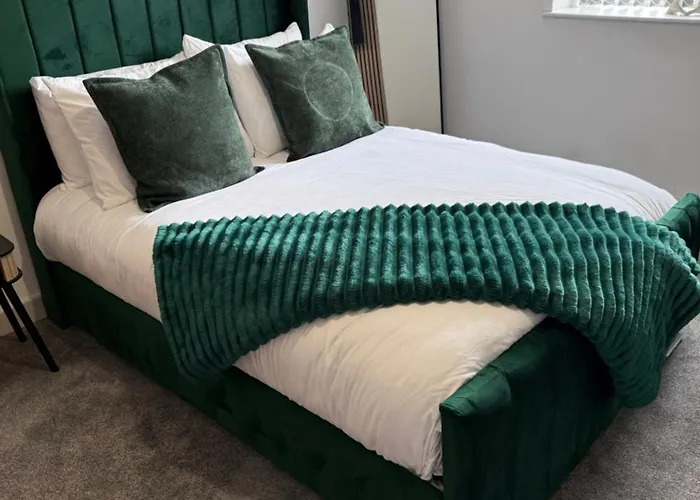 Apartment The Emerald 1br Near Etihad & Coop Live