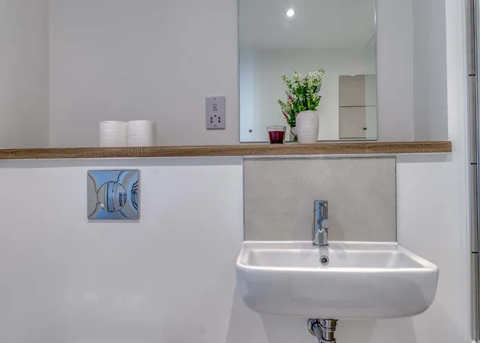 Apartament City View - Free Parking -Near Salford Royal - Sleeps 3 *