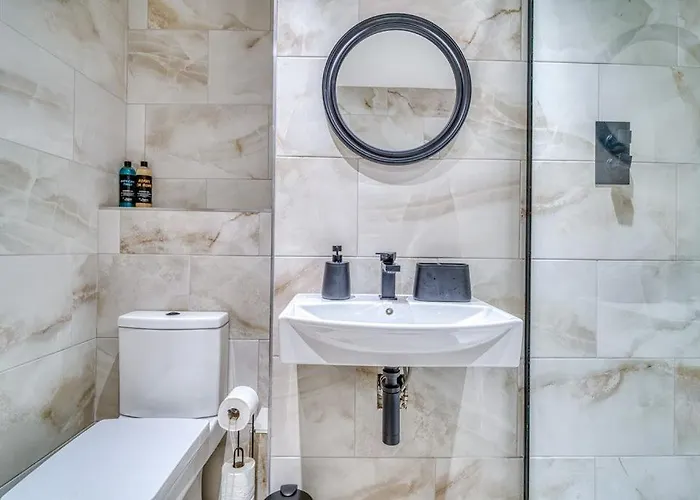 Charming Away From With Free Parking Apartamento Mánchester