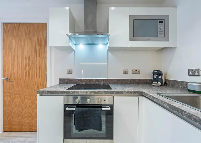 Modern 1-bed Centre Flat - Balcony & Parking شقة مانشستر