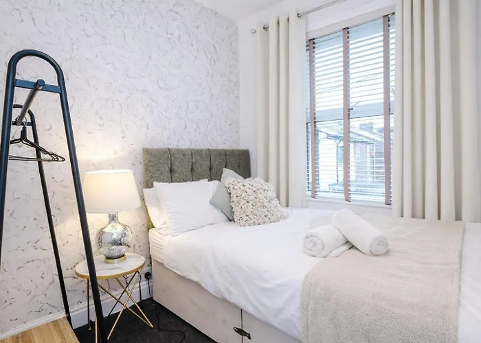 Beautiful 4bd Home, Sleeps 8, Parking, Manchester, Perfect For Groups