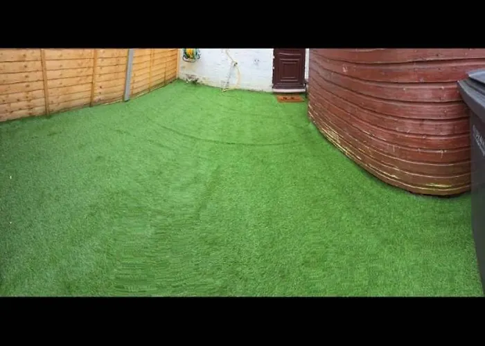 Machester Oldham Accomodation-sleeps 6 -2br *