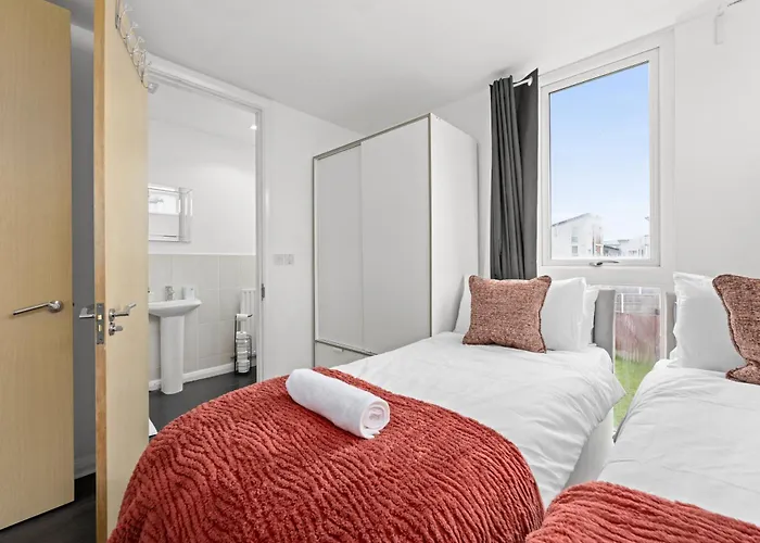 Spacious 3 Bedroom House For Single & Group Accommodation Upto 10 Guests And Free Parking For 3 Cars Mánchester