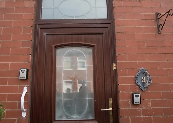 Machester Oldham Accomodation-sleeps 6 -2br