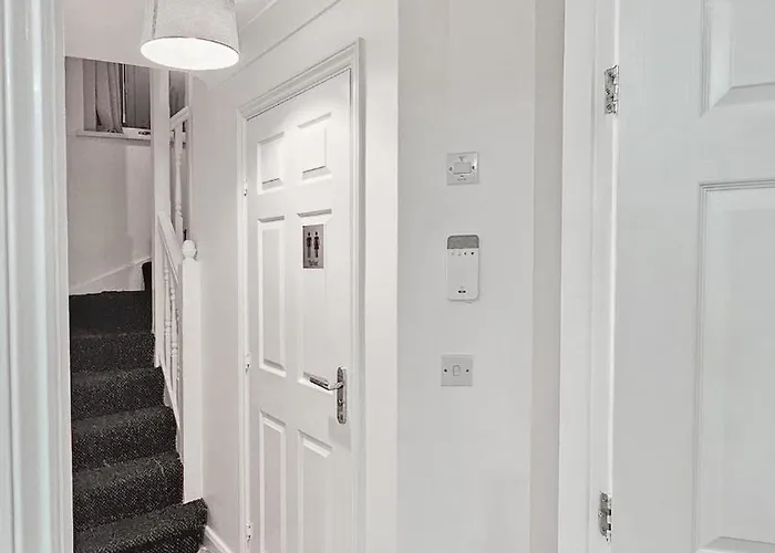 Deluxe 4-bed Near Etihad Stadium & C0-0p Arena, Sleeps 9 *