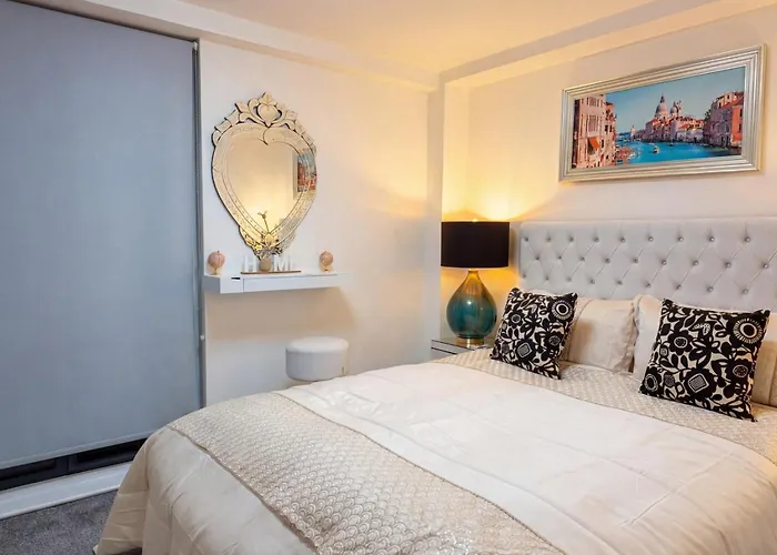 Modern Two Bedroom For Five With On-site Parking In Salford דירה *