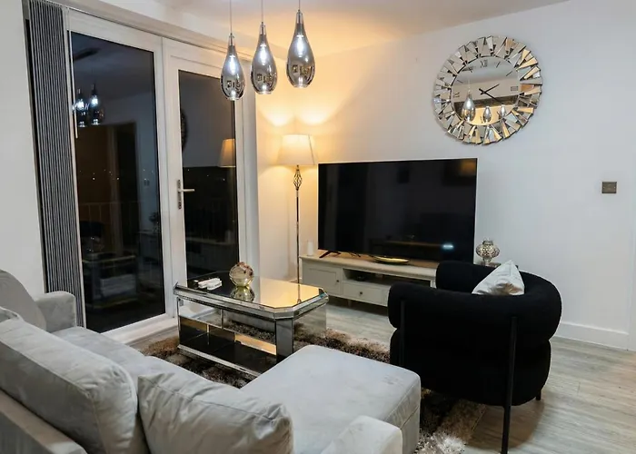 Modern Two Bedroom For Five With On-site Parking In Salford מנצ'סטר